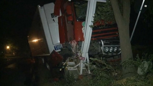 Un camion a doborât troiţa dedicată victimelor unui accident pe strada Munceşti din Chişinău (VIDEO)