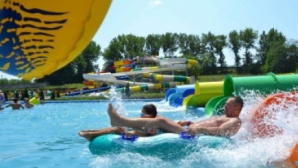 Preţuri reduse la aquaparkurile din ţară. Oamneii au profitat de oferte şi de soare şi au mers să se bronzeze