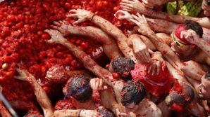 Bătaie cu roşii la Amsterdam! Sute de oameni au protestat faţă de embargoul impus de Rusia