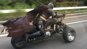 Un motociclist costumat în Batman patrulează străzile din Tokyo. Ce misiune are supereroul