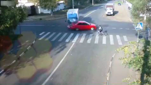 (VIDEO) Să-ţi spulbere automobilul din faţa ochilor! I s-a întâmplat unui biciclist în Rusia