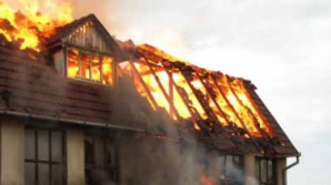 Incendiu de proporţii în capitală. Un bărbat și o femeie au ars de vii în propria locuință