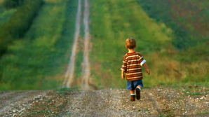 ÎNFRICOŞĂTOR. Povestea copiilor din Moldova care hoinăresc pe drumuri şi se expun unor pericole greu de imaginat (VIDEO)