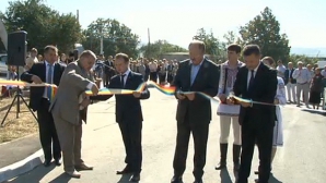 Sătenii din Vărzăreşti au drum nou. Ce speranţe îşi leagă de şoseaua reparată