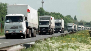 Un convoi de ajutor umanitar rus a trecut frontiera Rusiei spre estul Ucrainei