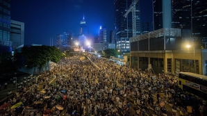 Spiritele nu s-au calmat la Hong Kong. Protestatarii au ridicat baricade şi au adus provizii