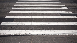 Accident rutier la Bălţi. O tânără a fost lovită de un automobil în timp ce traversa strada (VIDEO)