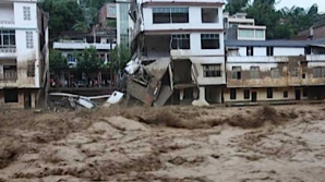 Apele au ucis peste 400 de persoane în India şi Pakistan, iar mii de oameni rămân blocaţi pe acoperişuri sau în copaci