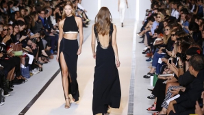 Copilul teribil al modei franceze a omagiat frumuseţea femeii printr-o prezentare de zile mari la Paris