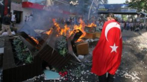 Protest violent la Istanbul după ce 10 oameni au murit pe un şantier de construcţii 