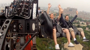 Primul roller coaster 4D din lume îi va plimba pe amatori cu 86 de kilometri la oră (VIDEO)