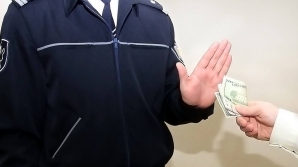 Tentativă eşuată în prima zi a toamnei. Ce a păţit un motociclist care a vrut să mituiască un poliţist