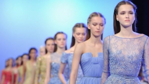 Elie Saab, Stella McCartney şi Giambattista Valli şi-au prezentat ţinutele pentru sezonul primăvară-vară