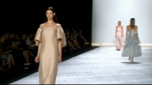 Explozie de culori şi eleganţă la Săptămâna Modei din New York, unde este prezentată colecţia de primăvară-vară 2015  