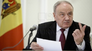 Există o explicaţie! Nicolae Timofti anunţă de ce îşi citeşte mereu discursurile de pe foaie (VIDEO)