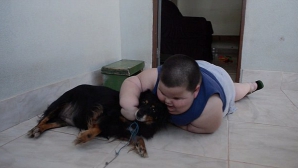 Are trei ani şi 70 de kilograme! Un băieţel din Brazilia suferă de o boală rară şi nu se poate opri din mâncat