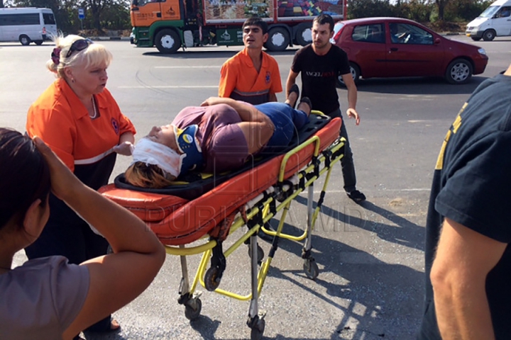 ACCIDENT GRAV la Stăuceni: Un microbuz s-a răsturnat, iar mai mulţi pasageri au fost răniţi (FOTO/VIDEO)