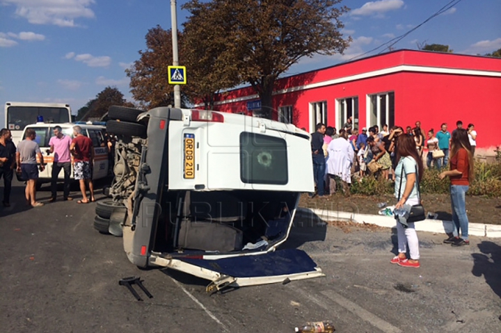 ACCIDENT GRAV la Stăuceni: Un microbuz s-a răsturnat, iar mai mulţi pasageri au fost răniţi (FOTO/VIDEO)