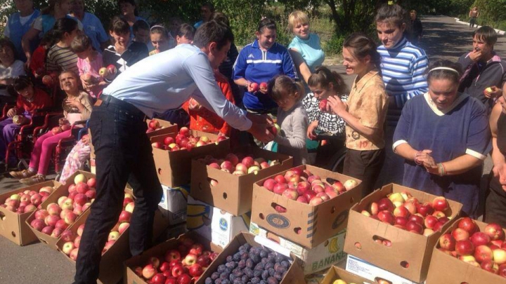 Ministrul Economiei, Andrian Candu, a acceptat provocarea "Fruit Challenge Moldova" (FOTO)