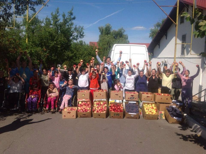 Ministrul Economiei, Andrian Candu, a acceptat provocarea "Fruit Challenge Moldova" (FOTO)