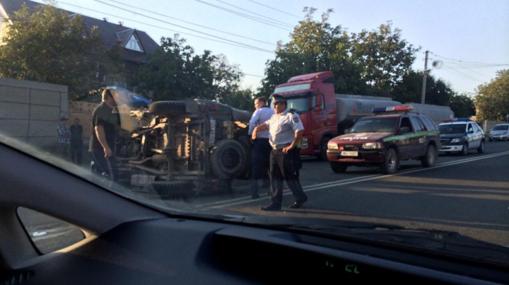 Accident rutier la Peresecina! O maşină s-a răsturnat pe carosabil (FOTO)