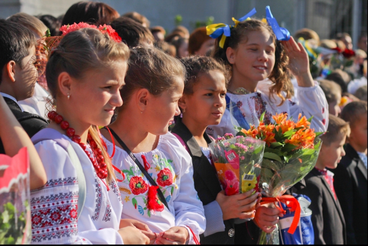 Sărbătoare în spirit patriotic la Kiev! Cum s-au prezentat elevii ucraineni în prima zi de şcoală (FOTO)