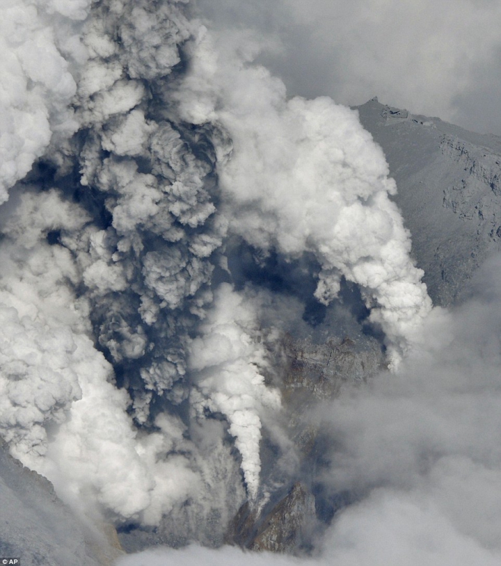 Un vulcan din Japonia aruncă tot mai multă cenuşă. Operaţiunile de salvare, suspendate din cauza seismelor (GALERIE FOTO)