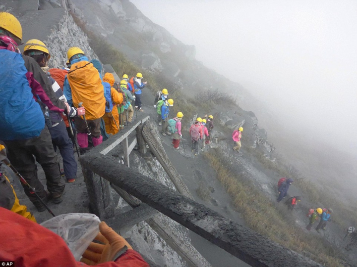 Un vulcan din Japonia aruncă tot mai multă cenuşă. Operaţiunile de salvare, suspendate din cauza seismelor (GALERIE FOTO)