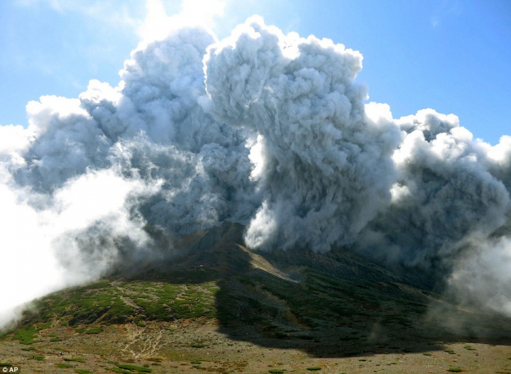 Un vulcan din Japonia aruncă tot mai multă cenuşă. Operaţiunile de salvare, suspendate din cauza seismelor (GALERIE FOTO)