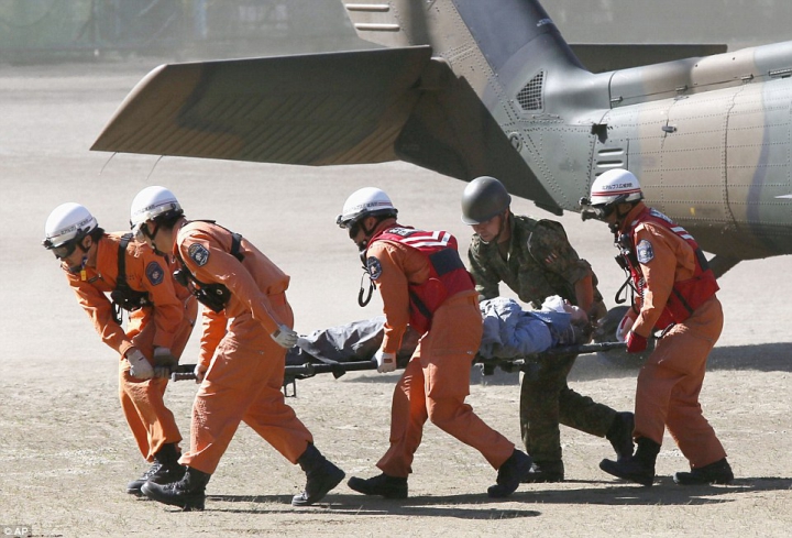 Un vulcan din Japonia aruncă tot mai multă cenuşă. Operaţiunile de salvare, suspendate din cauza seismelor (GALERIE FOTO)