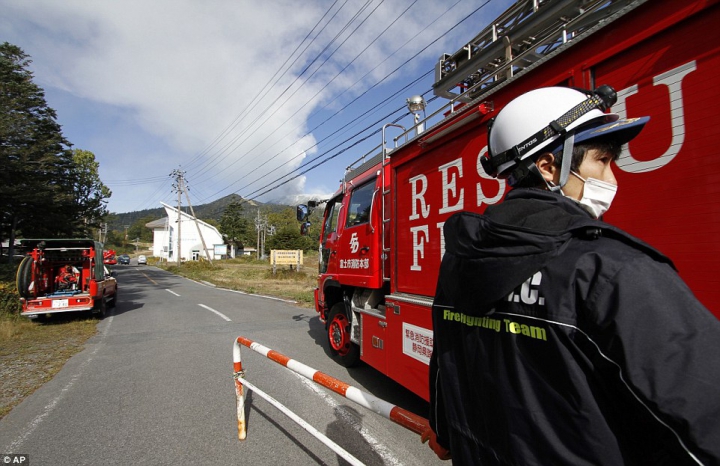 Un vulcan din Japonia aruncă tot mai multă cenuşă. Operaţiunile de salvare, suspendate din cauza seismelor (GALERIE FOTO)