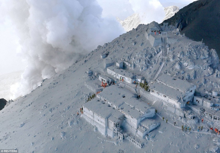 Un vulcan din Japonia aruncă tot mai multă cenuşă. Operaţiunile de salvare, suspendate din cauza seismelor (GALERIE FOTO)