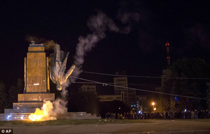 Cea mai mare statuie din Ucraina a lui Lenin a fost dărâmată (FOTO/VIDEO)