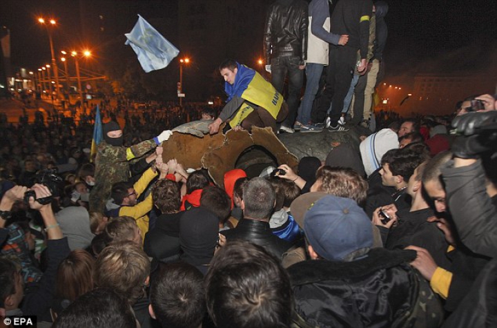 Cea mai mare statuie din Ucraina a lui Lenin a fost dărâmată (FOTO/VIDEO)