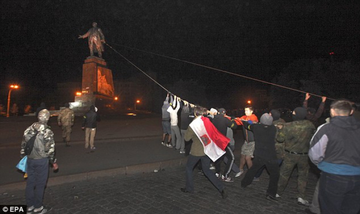 Cea mai mare statuie din Ucraina a lui Lenin a fost dărâmată (FOTO/VIDEO)