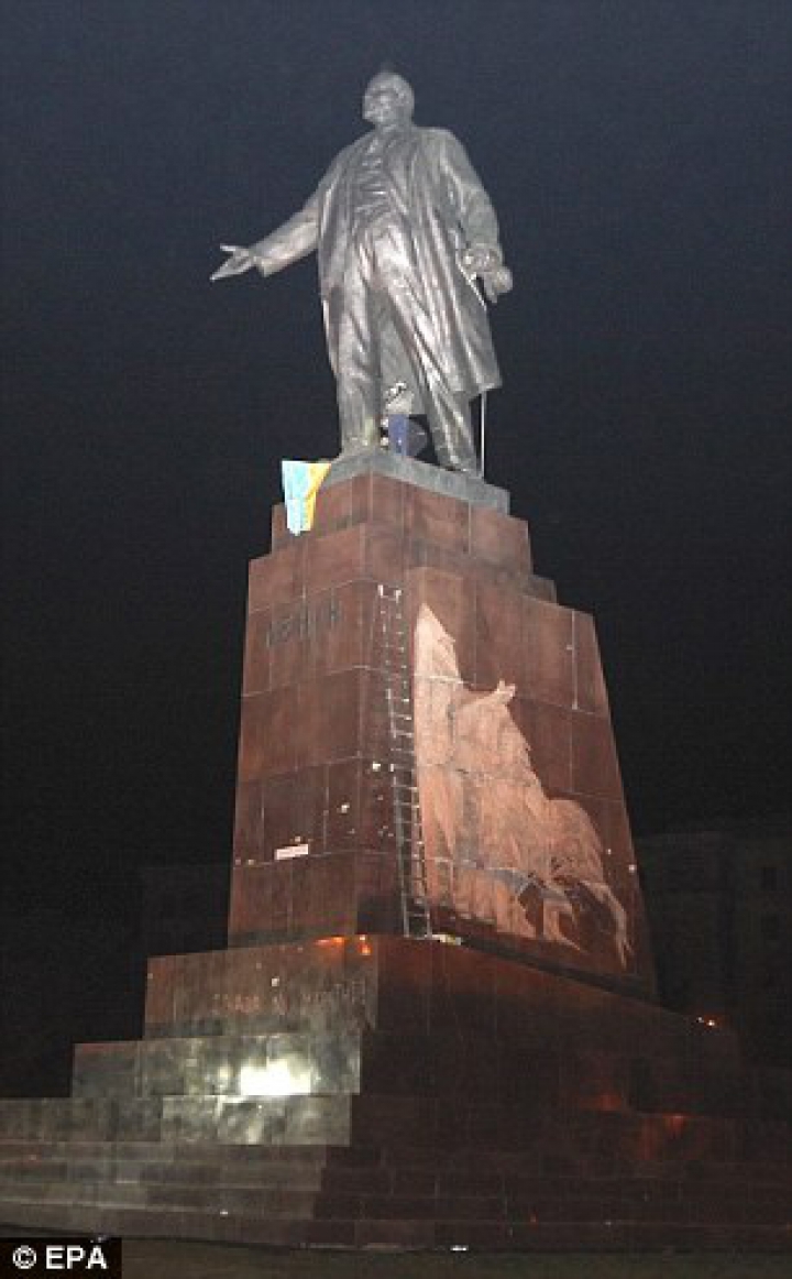 Cea mai mare statuie din Ucraina a lui Lenin a fost dărâmată (FOTO/VIDEO)