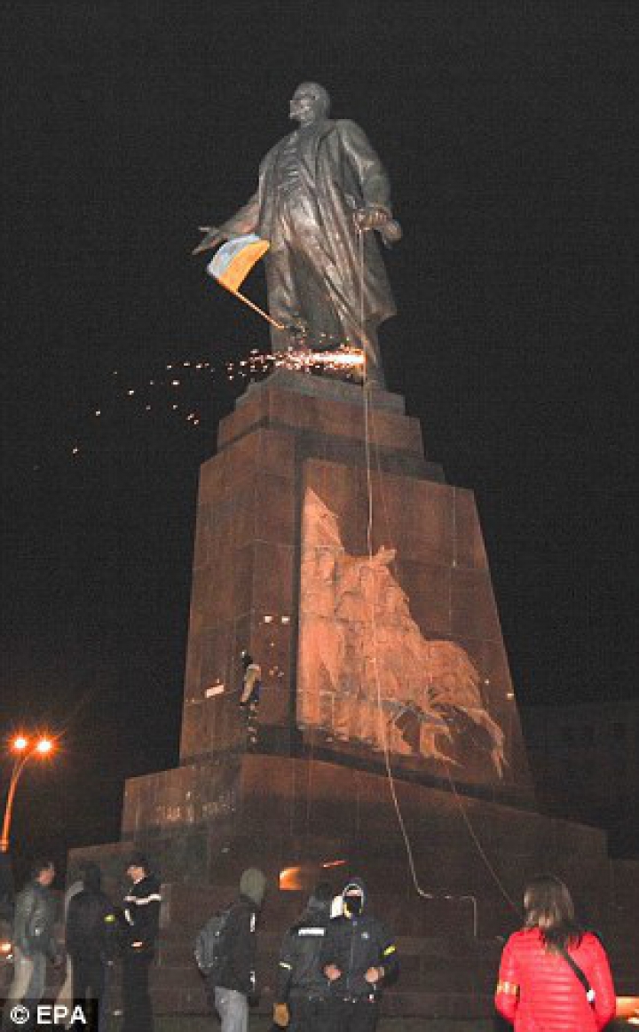 Cea mai mare statuie din Ucraina a lui Lenin a fost dărâmată (FOTO/VIDEO)