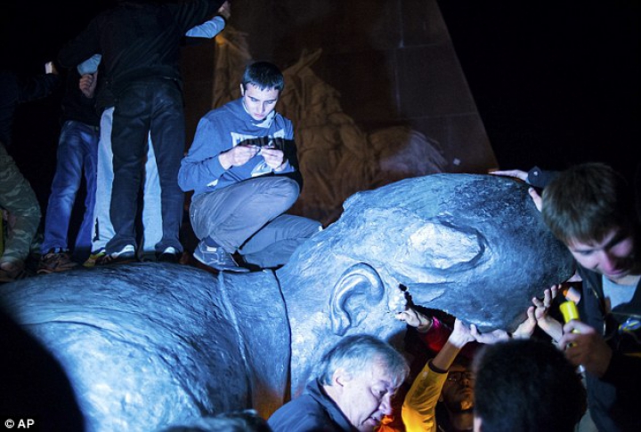 Cea mai mare statuie din Ucraina a lui Lenin a fost dărâmată (FOTO/VIDEO)