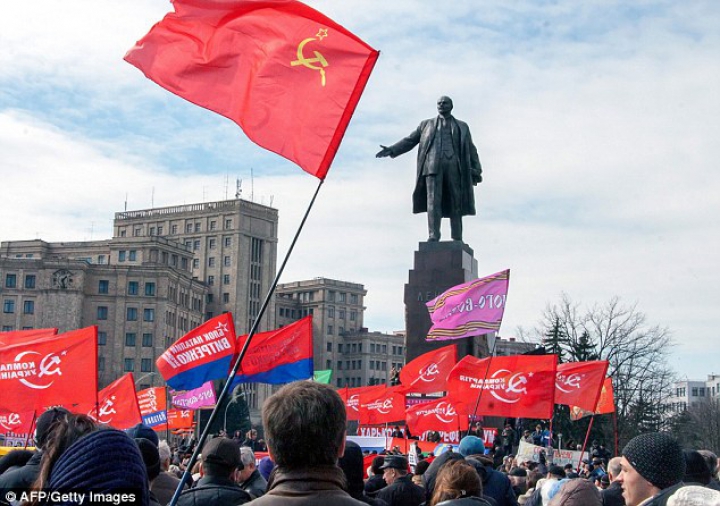 Cea mai mare statuie din Ucraina a lui Lenin a fost dărâmată (FOTO/VIDEO)