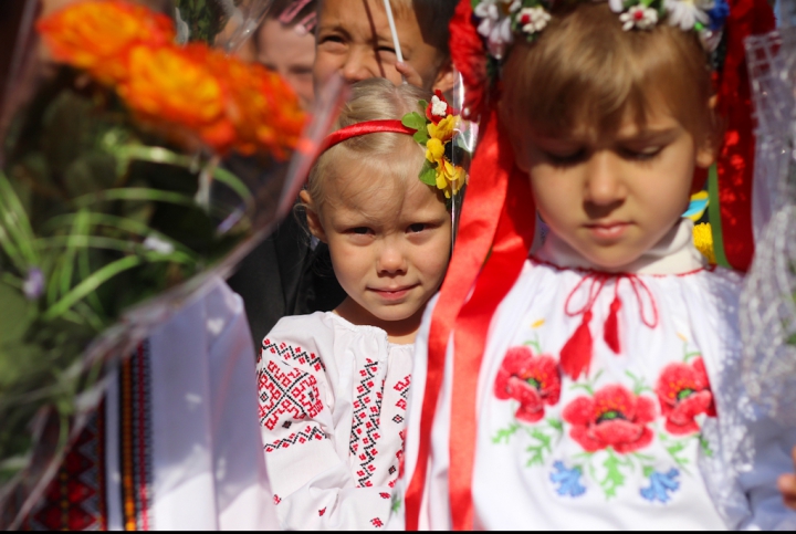 Sărbătoare în spirit patriotic la Kiev! Cum s-au prezentat elevii ucraineni în prima zi de şcoală (FOTO)