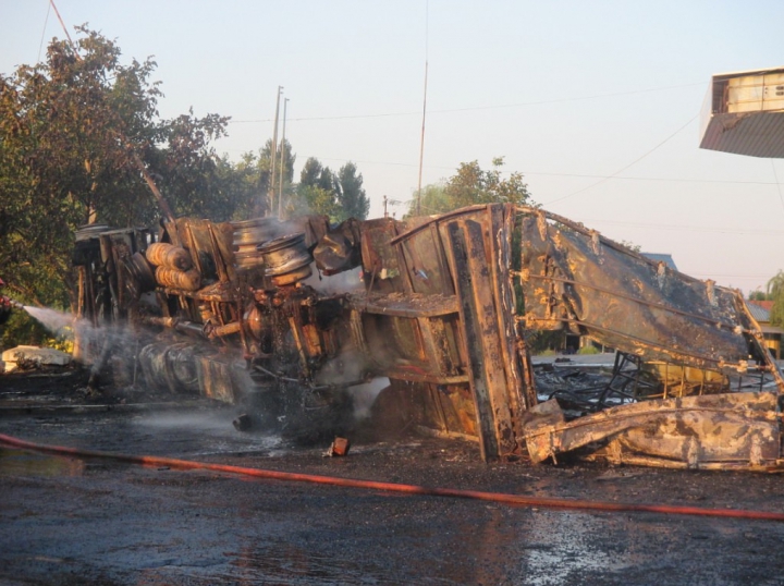 Incendiu la Cimişlia! Un camion încărcat cu alcool etilic S-A RĂSTURNAT lângă o benzinărie (VIDEO)