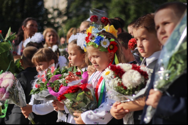 Sărbătoare în spirit patriotic la Kiev! Cum s-au prezentat elevii ucraineni în prima zi de şcoală (FOTO)