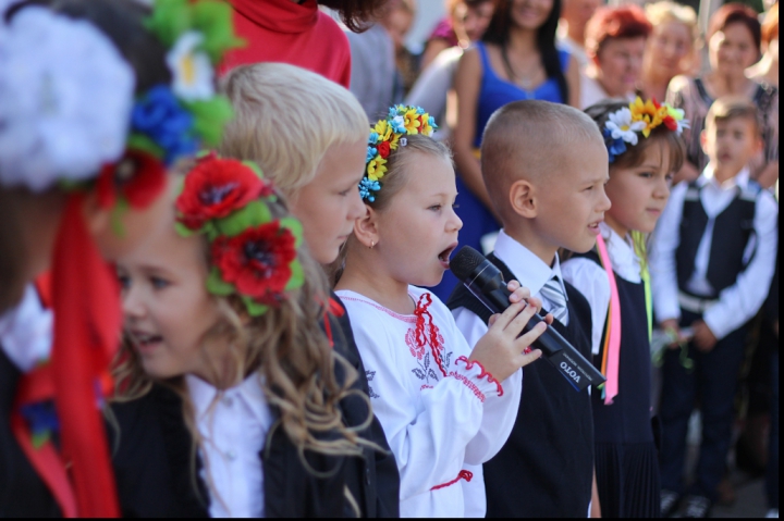 Sărbătoare în spirit patriotic la Kiev! Cum s-au prezentat elevii ucraineni în prima zi de şcoală (FOTO)