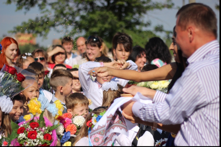 Sărbătoare în spirit patriotic la Kiev! Cum s-au prezentat elevii ucraineni în prima zi de şcoală (FOTO)