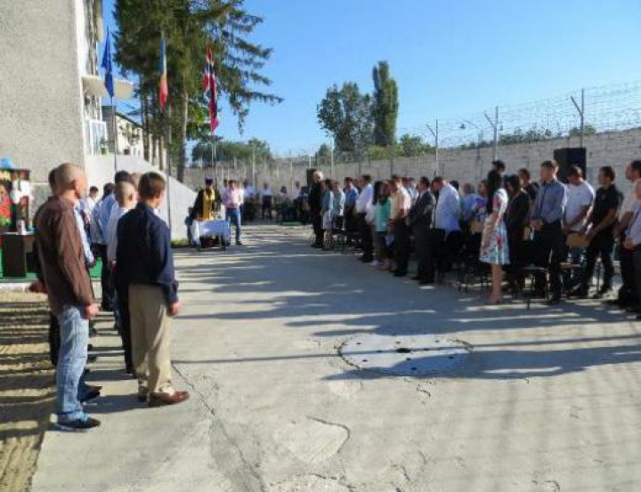 Primul clopoţel şi după gratii. Minorii aflaţi în custodia penitenciarului Goian au început anul şcolar cu rugăciune