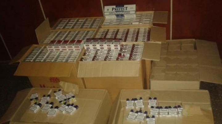 Doi moldoveni au reuşit să treacă ilegal ţigări de aproape jumătate de milion de lei peste Prut