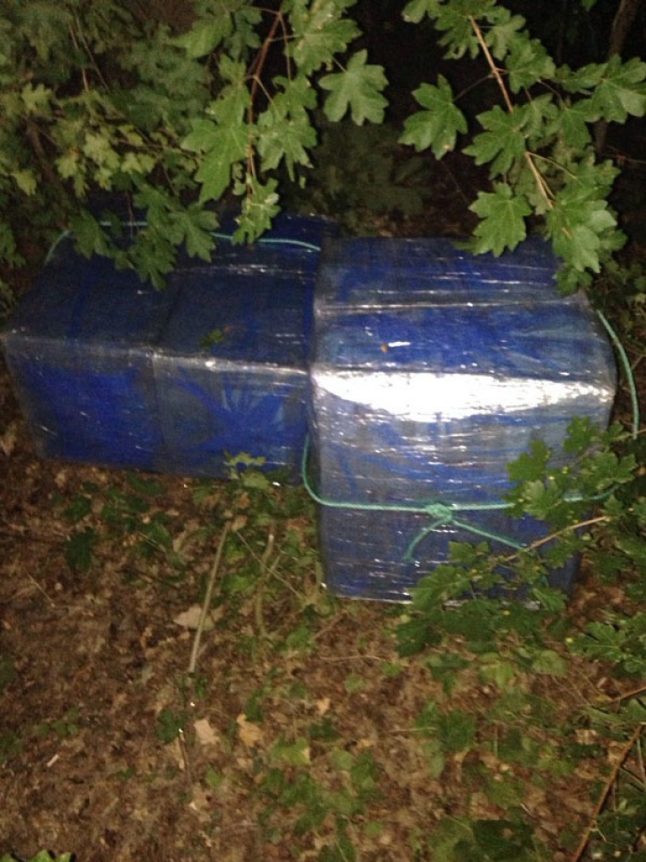 Focuri de armă la graniţă. Poliţiştii de frontieră l-au oprit cu greu pe un bărbat care căra pe umeri un colet (FOTO)