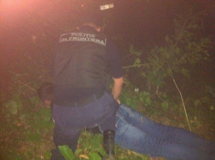 Focuri de armă la graniţă. Poliţiştii de frontieră l-au oprit cu greu pe un bărbat care căra pe umeri un colet (FOTO)