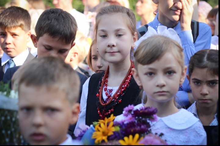 Sărbătoare în spirit patriotic la Kiev! Cum s-au prezentat elevii ucraineni în prima zi de şcoală (FOTO)