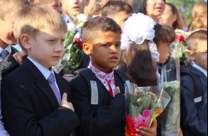 Sărbătoare în spirit patriotic la Kiev! Cum s-au prezentat elevii ucraineni în prima zi de şcoală (FOTO)